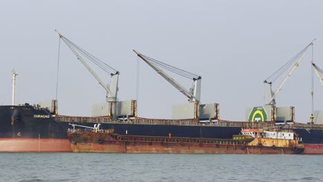 Eine-Seitenansicht-Eines-Riesigen-Schiffes,-Das-Im-Arabischen-Meer-Am-Hafen-Von-Mumbai,-Indien,-Angedockt-Ist