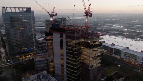 Vista-Aérea-Con-Vistas-Al-Sitio-Del-Proyecto-De-Gran-Altura-De-Skanska,-Mañana-Despejada-En-Houston,-Ee.uu.---Aumento,-Disparo-De-Drones