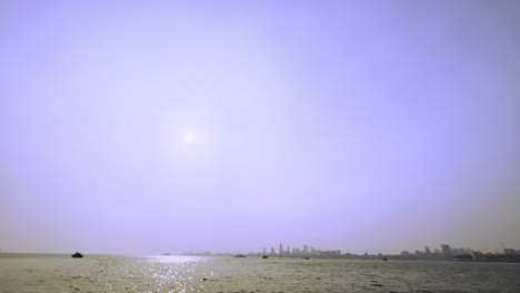 Eine-Aufnahme-Der-Prallen-Sonne-über-Dem-Arabischen-Meer-An-Der-Küste-Von-Mumbai
