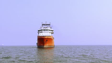 Ein-Blick-Auf-Ein-Frachtschiff,-Das-Im-Arabischen-Meer-Vor-Anker-Liegt