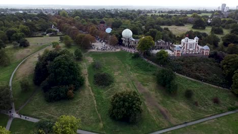 Filmische-Luftaufnahme,-Die-Aus-Dem-Royal-Observatory-Greenwich,-GMT,-Vereinigtes-Königreich,-Herauszoomt