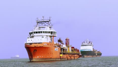 Eine-Aufnahme-Von-Zwei-Schiffen,-Die-Mitten-Im-Arabischen-Meer-Am-Hafen-Von-Mumbai-Vor-Anker-Liegen