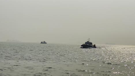 Un-Pequeño-Bote-Navegando-Cerca-De-La-Costa-De-Mumbai-En-El-Mar-Arábigo