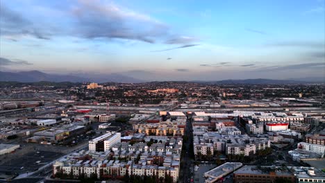 Luftaufnahme-Von-East-Los-Angeles,-Kalifornien,-USA-Bei-Sonnenuntergang,-Gebäude,-Straßen--Und-Brückenverkehr-über-Dem-La-River-Canal