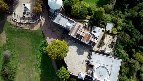 Spinning-Topview-Antena-Del-Edificio-Del-Observatorio-Real-De-Greenwich-Iluminado-Por-El-Sol,-Greenwich,-Reino-Unido