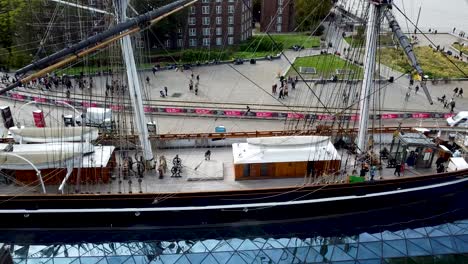 Cutty-Sark-Schiff-Von-Der-Seite-Betrachtet,-Im-Hintergrund-Spazierende-Touristen,-Luftaufnahme,-Vereinigtes-Königreich