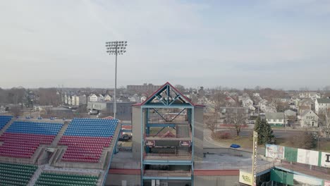 Estadio-Mccoy-En-Pawtucket-Rhode-Island,-Disparo-De-Dron-Ascendente-Para-Revelar-La-Expansión-Urbana-Alrededor-Del-Estadio-Abandonado,-Antena