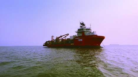 Eine-Seitliche-Aufnahme-Eines-Schiffes,-Das-Im-Arabischen-Meer-Am-Hafen-Von-Mumbai-Vor-Anker-Liegt