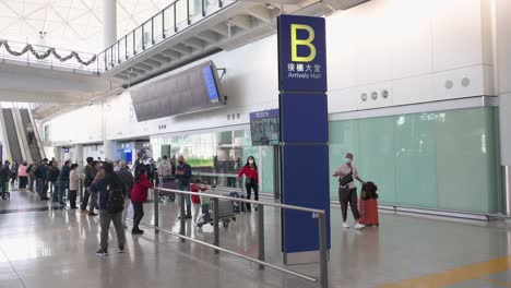 Los-Pasajeros-Del-Vuelo-Llegan-A-La-Sala-De-Llegadas-Después-De-Aterrizar-En-El-Aeropuerto-Internacional-De-Hong-Kong