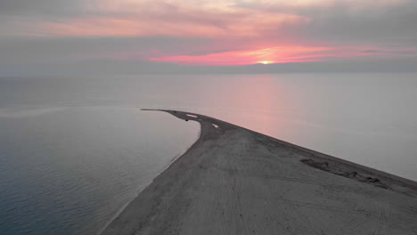 Drohnenvideo,-Das-Bei-Sonnenuntergang-über-Den-Leeren-Strand-Im-Sommer-Griechenlands-Aufsteigt