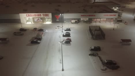 Kanadischer-Reifen--Und-Automobilladen,-Parkplatz,-Winterschneefall