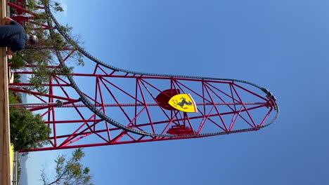 Montaña-Rusa-Vertical-De-Fuerza-Roja-En-Ferrari-Land