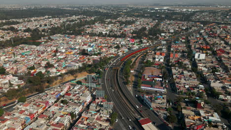 Luftaufnahme-Einer-Stark-Befahrenen-Verkehrskreuzung-In-Einer-Mexikanischen-Vorstadtmetropole