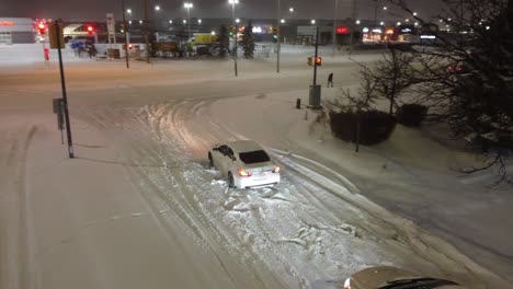 Autos-Schleudern-Auf-Dem-Eis-Und-Schnee-Auf-Straßen-In-Toronto