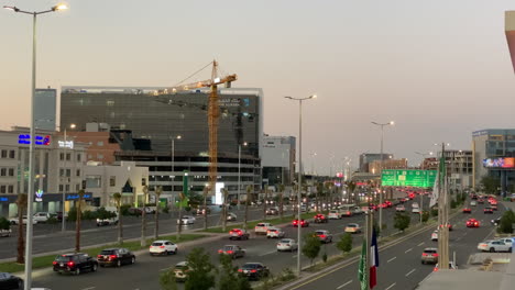 Establecimiento-De-Una-Toma-De-La-Carretera-Del-Centro-De-La-Ciudad-De-Jeddah-Al-Atardecer,-Arabia-Saudita