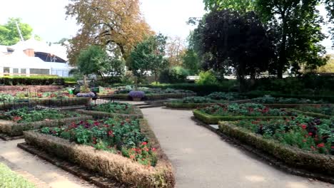 Panning-shot-revealing-the-whole-Deutch-Garden-in-Holland-Park,-London