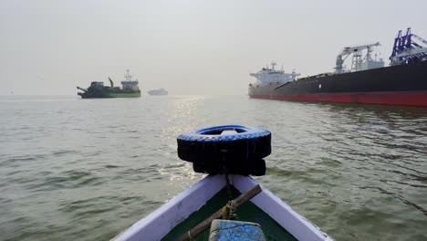 Eine-Aufnahme-Des-Arabischen-Meeres-Von-Einem-Fahrenden-Boot-Am-Hafen-Von-Mumbai-Aus