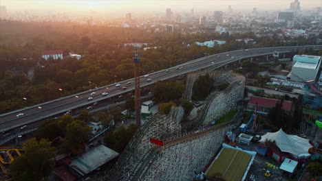 Mexiko-Stadt---Juni-2022:-Blick-Auf-Die-Messe-Chapultepec-Von-Oben-Und-Wolkenkratzer-Im-Hintergrund