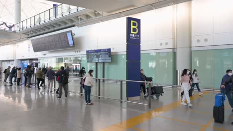 Los-Pasajeros-Llegan-A-La-Sala-De-Llegadas-Después-De-Aterrizar-En-El-Aeropuerto-Internacional-Chek-Lap-Kok-De-Hong-Kong