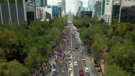 Mexiko-Stadt,---25.-Juni-2022:-Gay-Pride-Parade-Auf-Der-Avenue-Paseo-De-La-Reforma,-Einer-Breiten-Allee,-Die-Diagonal-Durch-Das-Herz-Der-Stadt-Verläuft