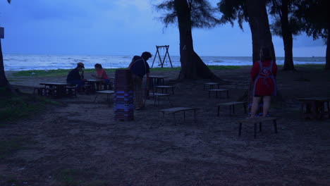 Menschen-Bereiten-Abends-Picknicktische-Am-Strand-Vor,-Songkhla,-Thailand