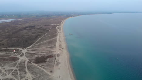 Drohnenvideo-über-Leerem-Sommerstrand,-Schiffswrack-Im-Meer,-Sonnenuntergang,-Griechenland