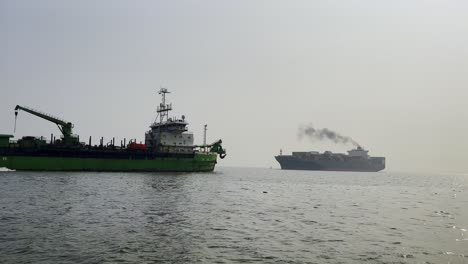 Eine-Aufnahme-Großer-Schiffe,-Die-Bei-Mumbai-über-Das-Arabische-Meer-Segeln