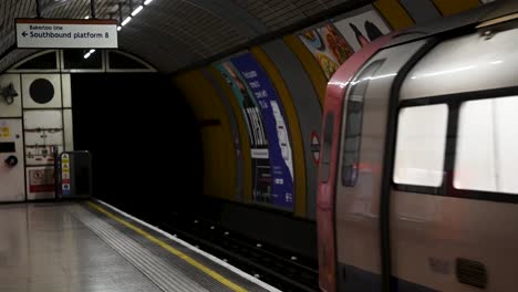 De-Camino-Al-Centro-De-Londres-En-La-Línea-Bakerloo-Desde-Waterloo,-Londres,-Reino-Unido