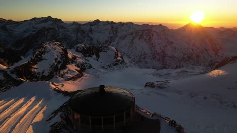 Luftaufnahme-Eines-Restaurants-Auf-Den-Alpen-Bei-Einem-Wunderschönen-Sonnenaufgang
