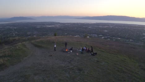 Eine-Gruppe-Von-Freunden-Genießt-Den-Sonnenuntergang-Auf-Dem-Lake-Utah-Mit-Blick-Auf-Den-Sonnenuntergang-Im-Hintergrund