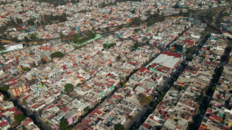 Spektakuläre-Draufsicht-Auf-Die-Skyline-Und-Den-Verkehr-Von-Mexiko-Stadt