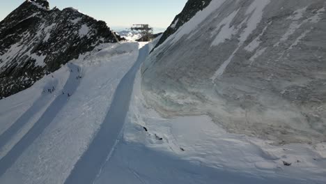Skipisten-In-Den-Schweizer-Alpen,-Luftaufnahme-Einer-Winterlandschaft,-Heller-Himmel