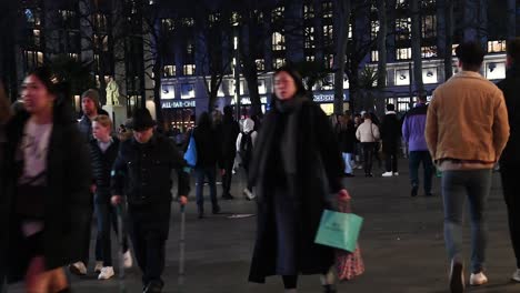 Grupos-De-Personas-Caminando-Por-Leicester-Square,-Londres,-Reino-Unido