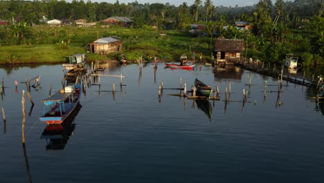 Traditionelle-Indonesische-Fischerboote,-Die-An-Einem-Nahegelegenen-Dorf-Im-Hafen-Von-Lahewa-Im-Norden-Der-Insel-Nias-In-Der-Provinz-Sumatra-In-Indonesien-Angedockt-Sind
