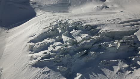 Luftaufnahme-Eines-Gletschers-Und-Seiner-Zahlreichen-Gletscherspalten-Im-Winter,-Schweizer-Alpen