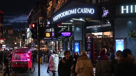 Es-Dauert-Nicht-Mehr-Lange,-Die-Straße-Zu-überqueren,-Um-Zum-Hippodrome-Casino-In-London,-Vereinigtes-Königreich,-Zu-Gelangen