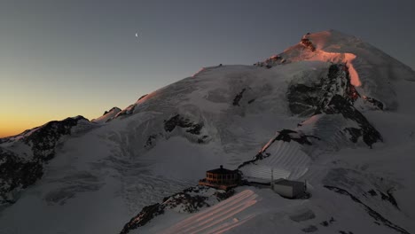 Vista-Aérea-De-Una-Cumbre-De-Los-Alpes-Suizos-Durante-Un-Amanecer,-Montañas-Rocosas-Y-Nevadas