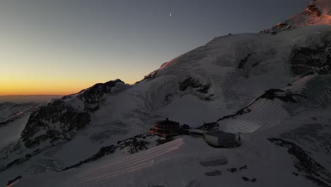 Luftaufnahme-Eines-Sonnenaufgangs-Auf-Den-Alpen,-Winterlandschaft