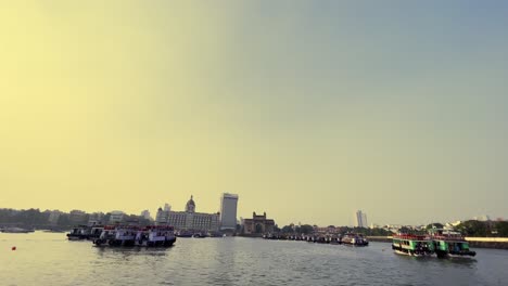 Eine-Wunderschöne-Aufnahme-Der-Im-Meer-Angedockten-Boote-Mit-Blick-Auf-Das-Taj-Mahal-Hotel-Und-Das-Gate-Way-Of-India