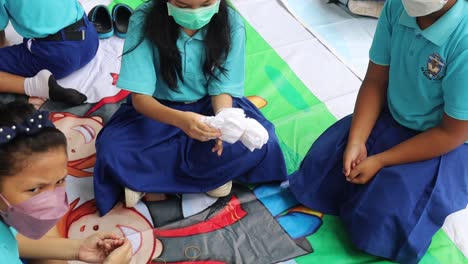 Indonesia---25-De-Febrero-De-2023:-Los-Niños-De-La-Escuela-Primaria-Están-Aprendiendo-A-Hacer-&quot;batik-Mori&quot;-O-Ropa-De-Arte-Tradicional-Javanés