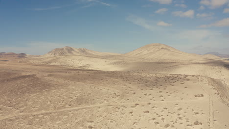 Tiro-De-Drone-De-Un-Desierto-En-Fuerteventura