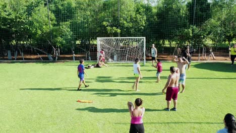 Tiro-Penal-A-Portería-De-Niña-En-Casa-De-Verano,-Paraguay