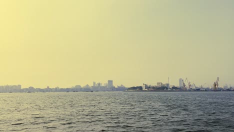 Una-Toma-Que-Captura-La-Línea-De-Mar-De-Mumbai-Tomada-Desde-Un-Barco-En-Movimiento