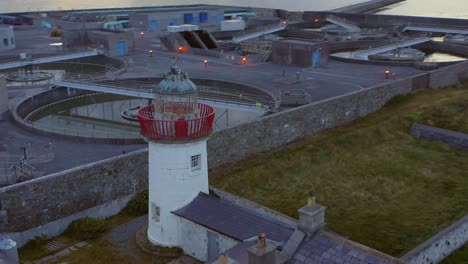 Atemberaubende-Luftaufnahmen-Zeigen-Den-Legendären-Leuchtturm-Und-Die-Kläranlage-Von-Mutton-Island-In-Der-Stadt-Galway,-Wie-Sie-In-Einer-Atemberaubenden-Kreisbewegung-Umkreisen