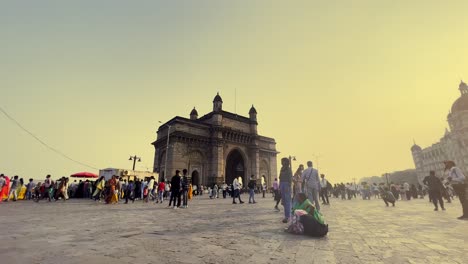 Eine-Aufnahme-Der-Wichtigsten-Touristenattraktion-Von-Mumbai,-Dem-Gate-Way-Of-India,-Gefüllt-Mit-Touristen,-Die-Die-Aussicht-Genießen