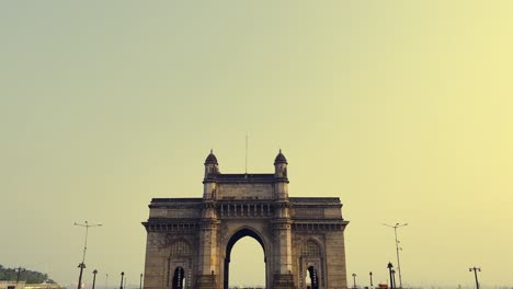 Una-Toma-Estática-Del-Icónico-Monumento-Junto-Al-Mar-En-Mumbai