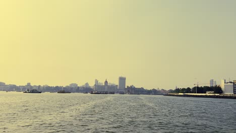 Eine-Weitwinkelaufnahme-Der-Stadt-Mumbai-Mit-Blick-Auf-Das-Arabische-Meer