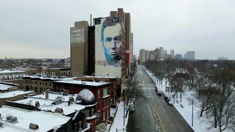 Ascending-aerial-view-of-the-Lincoln-face-mural,-gloomy,-winter-day-in-Chicago,-USA