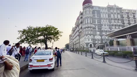 Eine-Aufnahme-Der-Straßen-Von-Mumbai,-Die-Das-Taj-Hotel-Und-Das-Meer-Verbinden