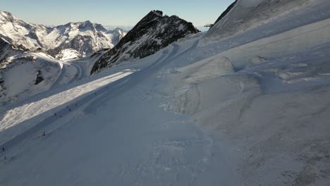 Luftaufnahme,-Schneebedeckte-Bergfassade-In-Den-Schweizer-Alpen